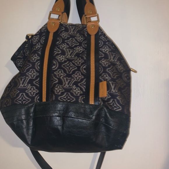 LOUIS VUITTON
Limited Edition Navy Jacquard Monogram Fabric Aviator Bag - Picture 5 of 10